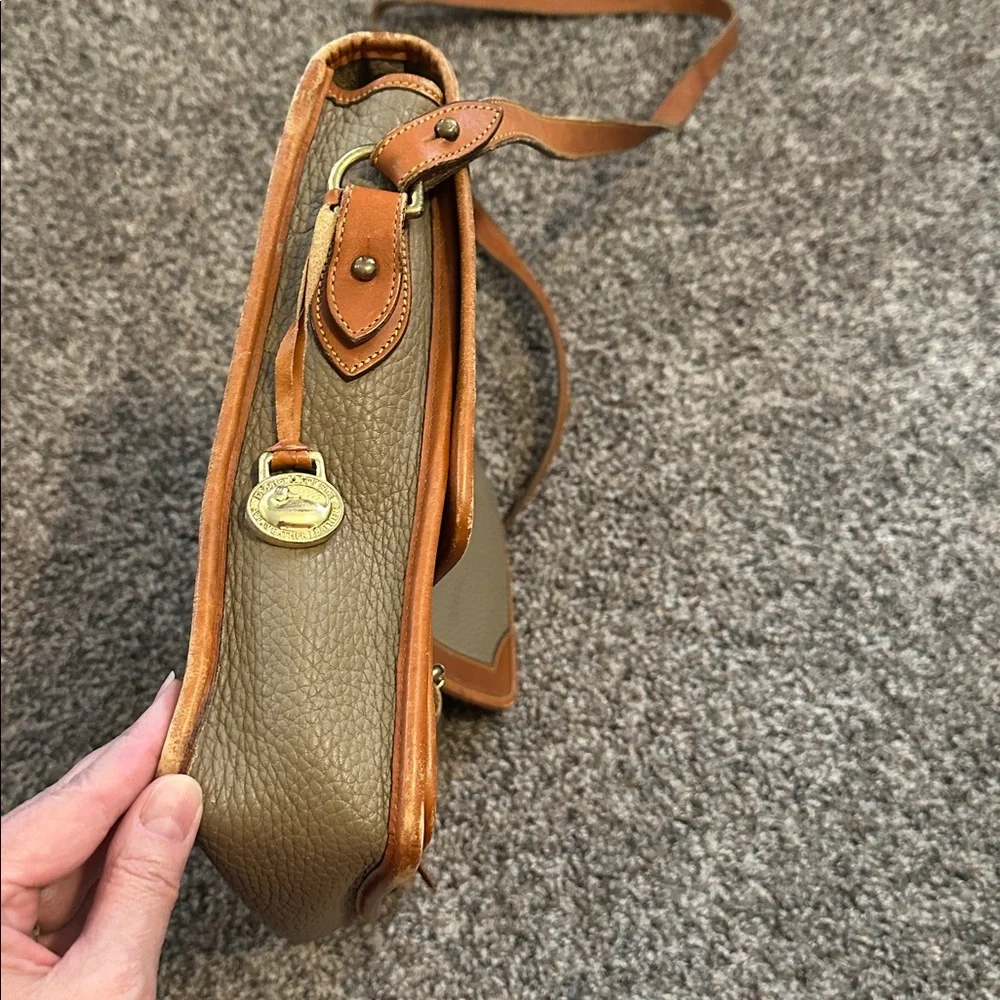 Dooney & Bourke Vintage Purse Leather. ( See wear in photos)